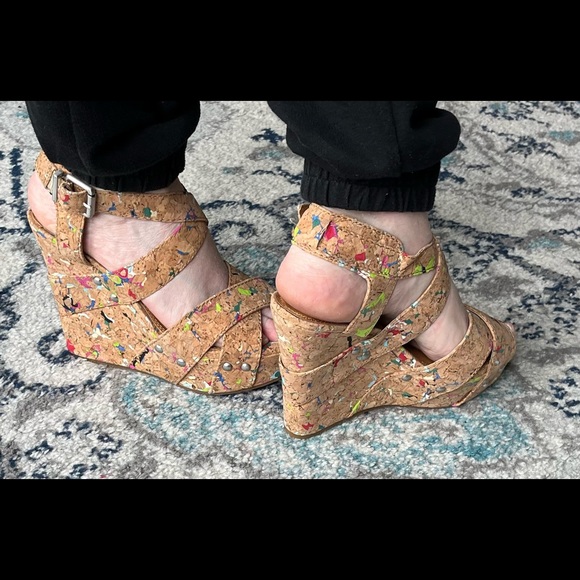 Brand new Gianni Bini women’s size 81/2 with silver studs around the bottom! - Picture 2 of 5